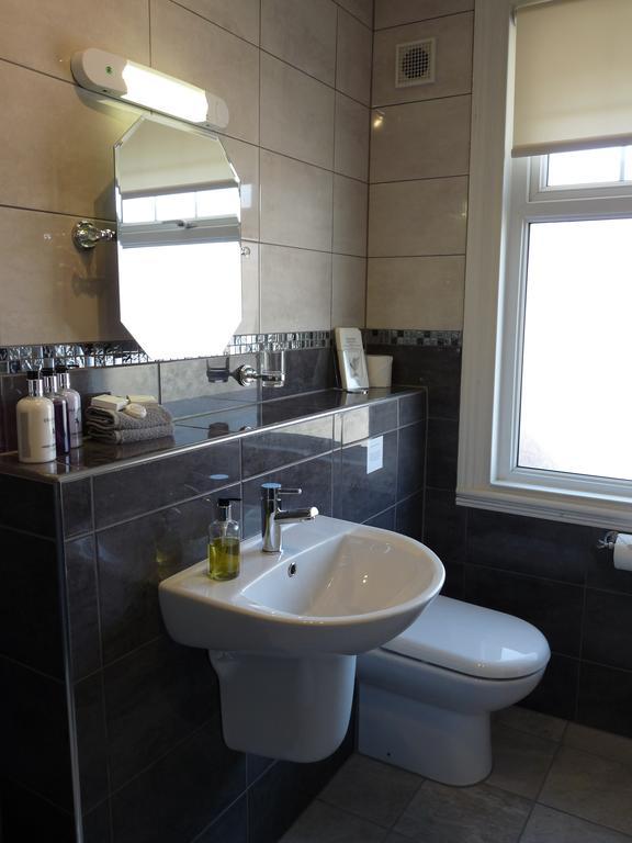 חלנדודנו Cornerways Guest House מראה חיצוני תמונה